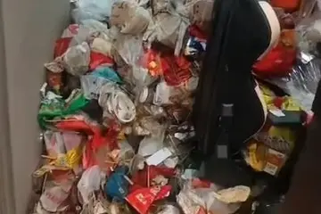 長(zhǎng)春一電競(jìng)酒店退房后畫(huà)面“不堪入目”，垃圾堆積如山超1米高，酒店：顧客入住超兩年，花了3天才清掃完